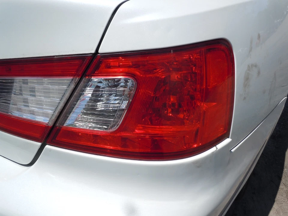 2009-2012 Mitsubishi Galant Quarter Panel Mounted Tail Light Passenger Right OEM - Image 1 of 1