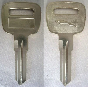NUEVO COMO NUEVO GENUINO JAGUAR XJS Convertible 92 93 94 95 96 LLAVE TAPA GAS EN BLANCO JLM476 - Imagen 1 de 3