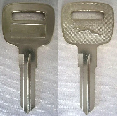 NUEVO COMO NUEVO GENUINO JAGUAR XJS Convertible 92 93 94 95 96 LLAVE TAPA GAS EN BLANCO JLM476 Foto 1 de 3