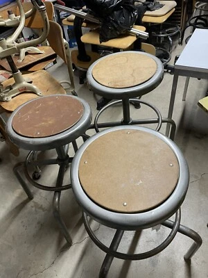 3 taburetes metálicos vintage de 360 vueltas - necesitan algunos niveladores en los pies. Foto 1 de 4