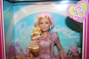 2025 BARBIE THE MOVIE Pink Beret Fashion Outfit Doll Mattel - NEW w/Shipper - Imagen 1 de 7