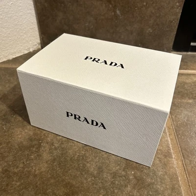 "Caja de regalo pequeña blanca vacía PRADA 6,75x4,25x3,5""" Foto 1 de 4