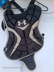 Protector de pecho de receptor Under Armour UACP2-JRVS 15,5" - Imagen 1 de 3