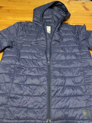 Abrigo acolchado negro Gap para jóvenes niños talla XXL con capucha, totalmente forrado Foto 1 de 4