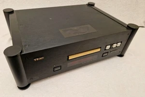 TEAC VRDS-20 CD player. - Picture 1 of 3