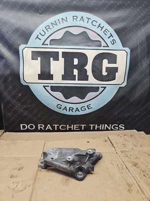 08-20 Nissan 370z Infiniti G37 M37 Q70 VQ37VHR Idler Pulley Bracket 11926-EY00A - Image 1 of 4