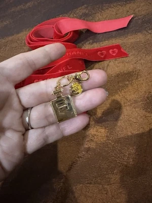 "Auténtica cinta roja Chanel con dije Chanel - talla de aproximadamente 42"" de largo" Foto 1 de 3