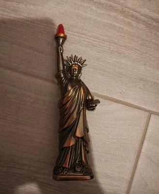 Collectible statue of liberty lighter - Image 1 of 2