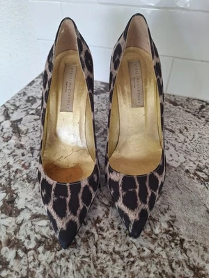 Salto bomba pontiagudo Stella McCartney preto bronzeado estampa de cobra tamanho 38 - Imagem 1 de 4