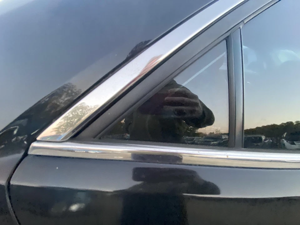 Used Rear Right Door Vent Glass Rear fits: 2012 Cadillac Cts R. low gloss Rear R Foto 1 de 4