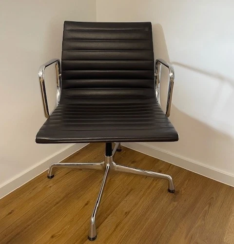 Vitra Aluminium Chair EA, dunklbraun, Echtleder, Design Klassiker, 8 verfügbar - Bild 1 von 1