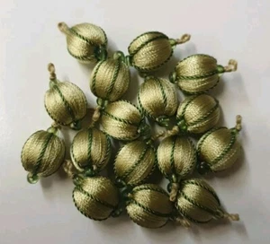 PASSEMENTERIE HOULES 16 PERLES POMPONS COULEUR VERT DORE FIL VERT REF 69P2VDV - Imagen 1 de 2