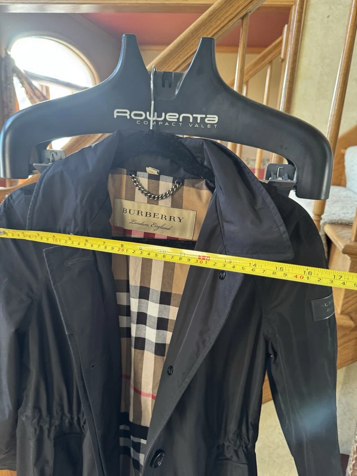 Chaqueta Burberry London para mujer con capucha extraíble  Foto 1 de 4