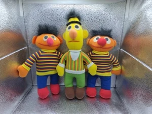 Sesamstraße Hasbro Softies 13 Zoll Bert & 11 Zoll Ernie Plüschpuppen & Extra Ernie 1992 - Bild 1 von 11