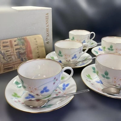 Taza y platillo de café Koransha Wild Strawberry cuchara de madera de la suerte Foto 1 de 4