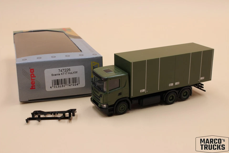Herpa Scania XT17 BoxTRUCK 3axis "Schwedische Armee" (SE) No. 747226 1/87 /HN394 - Image 1 of 1