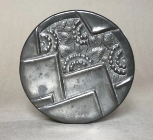 René Delavan — boîte art déco en étain ciselé signée en bas à droite — Ø 10,5 cm - Picture 1 of 8