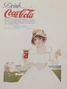 Stampa Coca-Cola 1917 Pubblicità Ragazza Campo da Golf Mazza Full Color Vintage - Foto 1 di 2