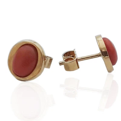 Orecchini a lobo con corallo cabochon centrale mm 9x8 argento 925 placcato oro - Immagine 1 di 2