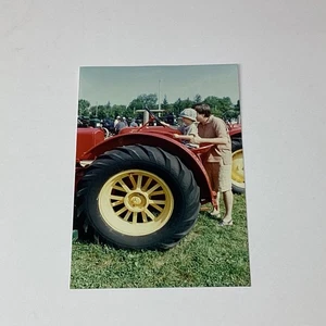 Foto niño 1996 en 1937 Massey-Harris marcapasos tractor Milton Ontario - Imagen 1 de 2