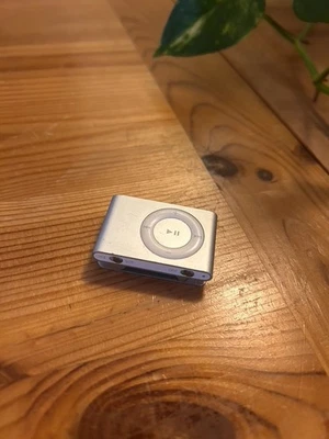 Apple iPod Shuffle 2. Gen. 1 GB mit Ladestation in iPod-Nano-OVP - Bild 1 von 4