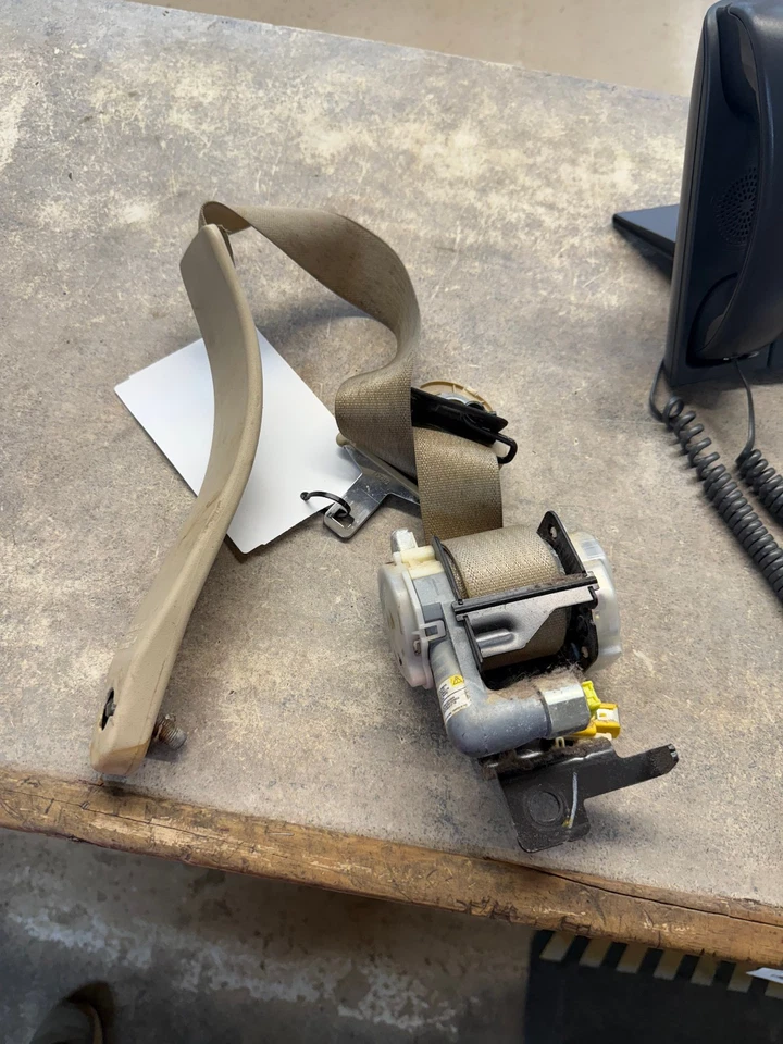 Lincoln Town Car 2005-2008 retractor de cinturón de seguridad delantero izquierdo bronceado Foto 1 de 1