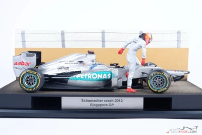 Diorama Mercedes W03 - M. Schumacher crash 2012 Singapore,  1:18 scale - Bild 1 von 4