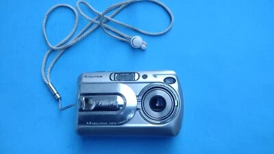 Cámara digital Fujifilm FinePix A340 4,0 MP 3X con zoom óptico plateada, ¡probada! Foto 1 de 4