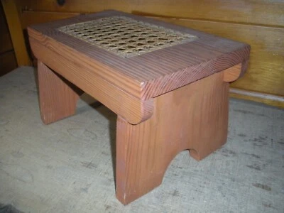 Taburete vintage de madera hecho a mano con asiento de bastón Foto 1 de 4