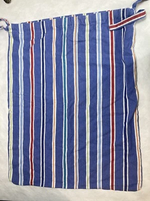 Cesta de lavandería Pottery Barn Kids Kelsey a rayas forro azul Foto 1 de 4