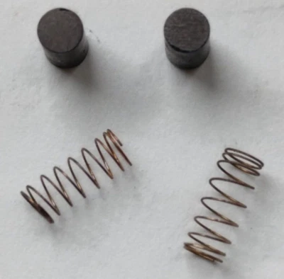 LIMA-RICAMBI-ORIGINALI ( 2CARBONCINI E 2 MOLLE ) PER MOTORE " G " IN H0 - Immagine 1 di 4