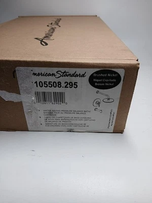 Kit de molduras de bañera y ducha American StdStudio S 1,75 gpm con cabezal de ducha de lluvia, cepillado N Foto 1 de 4