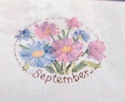 Kit Bucilla Fita de Seda Bordada Flor do Mês Setembro Aster 8" X 8" - Imagem 1 de 3