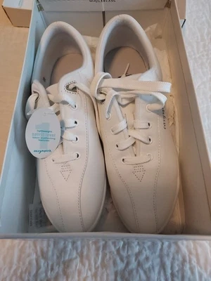 Easy Spirit Size 8 1/2 Narrow 2A White Leather Tennis Shoes Esapi Tried on unwrn - Image 1 of 4