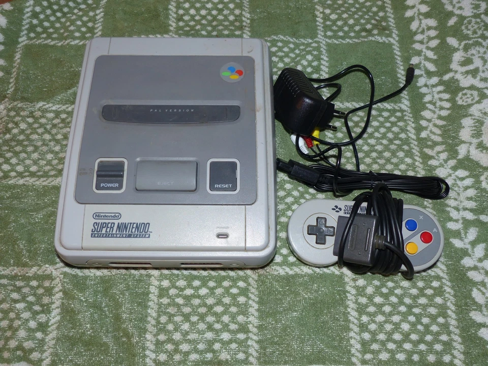 SNES Konsole - Super Nintendo + Controller + Kabel - Bild 1 von 1