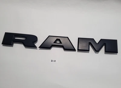 2019 2025 DODGE RAM 1500 ЗАДНИЕ ВОРОТА ЧЕРНЫЕ R A M ЭМБЛЕМА ЛОГОТИП ЗНАЧОК OEM небольшие сколы - Изображение 1 из 4