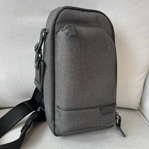 Bolso Bandolera Tumi Harrison Gregory Sling Gris Oscuro Nuevo Sin Etiquetas No Usado - Imagen 1 de 15