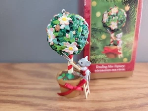 2000 Hallmark Keepsake "Tending Her Topiary" adorno de Navidad, caja original - Imagen 1 de 3
