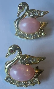 2 Vintage Gold Tone Metal Jelly Belly Swan Pin Brooches, Pink Stones, Red Eyes - Picture 1 of 3
