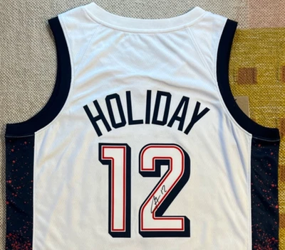 Camiseta deportiva firmada con autógrafo por Jrue Holiday del equipo de baloncesto de Estados Unidos 2024 de la NBA Foto 1 de 4