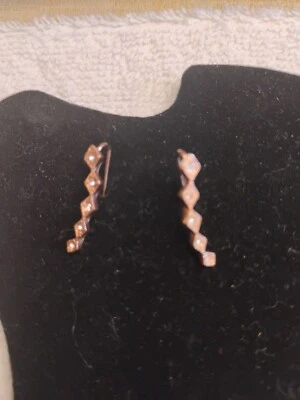 Pendientes sobre orugas Luv AJ cristal Swarovski enchapados en oro rosa Foto 1 de 4