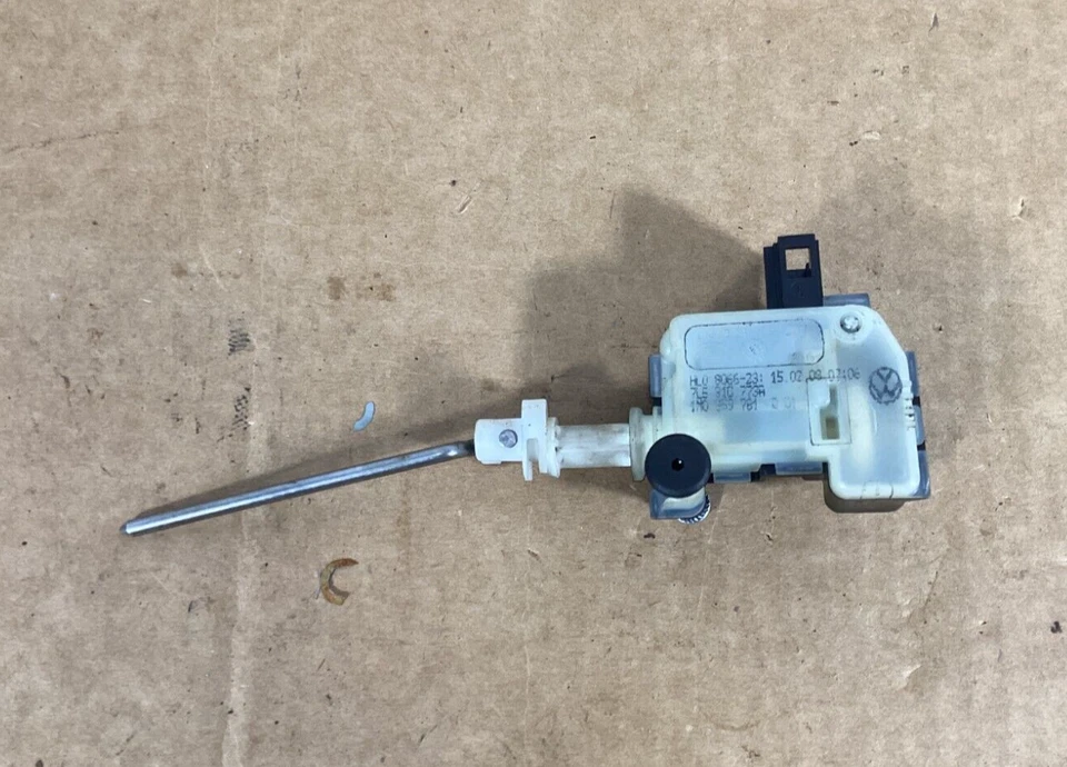 2008 - 2010 Porsche Cayenne Fuel Tank Actuator Lid 7L5810773A OEM . - Image 1 of 4