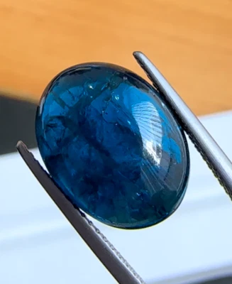 Turmalina cabujón azul intenso de 7,88 quilates 100 % tierra natural extraída Mozambique Foto 1 de 4
