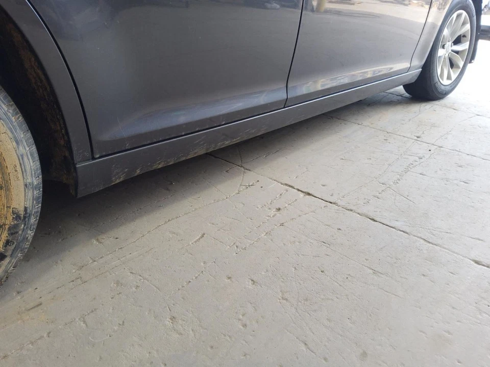 Passenger Side Chrysler 300       2015 Rocker Panel Moulding 454123 - Image 1 of 1