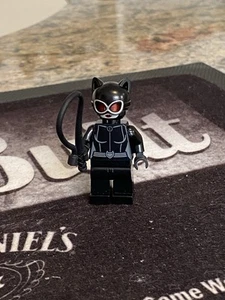 LEGO 76122 DC Super Heroes Catwoman with Red Goggles Minifigure - Brand New - Picture 1 of 8