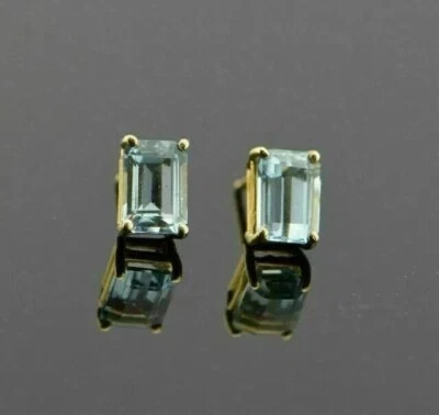 Aretes solitarios de aguamarina creados en laboratorio de 4.9 CT con esmeralda chapados en oro amarillo Foto 1 de 4