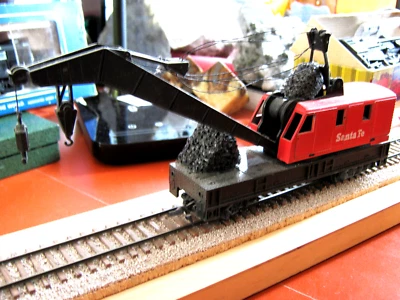 Nice MINT TYCO HO Scale Santa Fe Track Crane Car,  12 Wheels,  2 Hooks, 6 Cables - Image 1 of 4