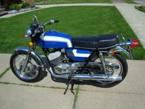 SUZUKI T350 PARTING BIKE WITH MANY NOS PARTS GUARD NEWER - Picture 1 of 2