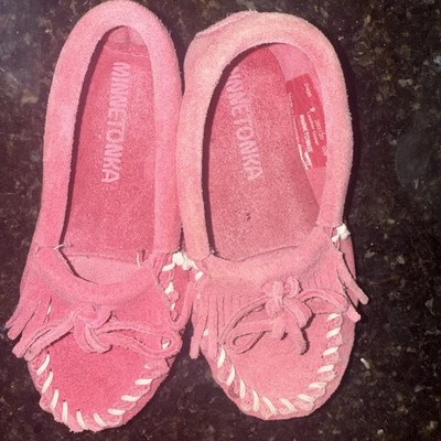 Mocasines de cuero rosa Minnetonka Kilty para niños pequeños talla 9 Foto 1 de 4