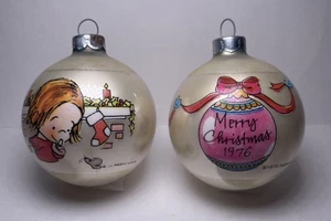 Juego de 2 adornos de árbol de Navidad de vidrio pequeño Hallmark Marty Links 1976 - Imagen 1 de 5